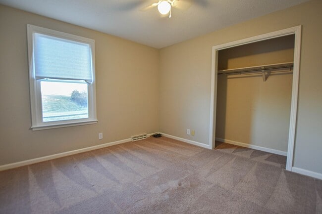 Building Photo - 414 Sango Rd