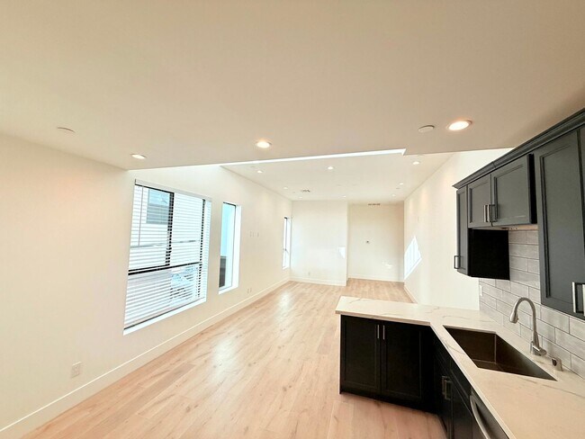 Building Photo - Beautiful Modern Luxury 4 Story Townhome - 4 bed - 3.5 bath with Rooftop Deck in Silver Lake