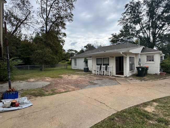 Building Photo - 823 W. Fifth Street
