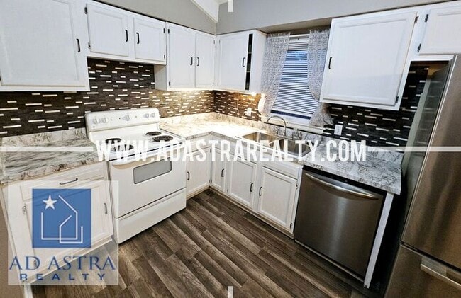 Building Photo - Open 3 Bed 2 Bath Home KCMO!!-Available in...
