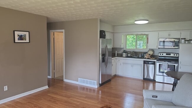 Building Photo - Move-In Ready Gem in the Heart of Forest Lake