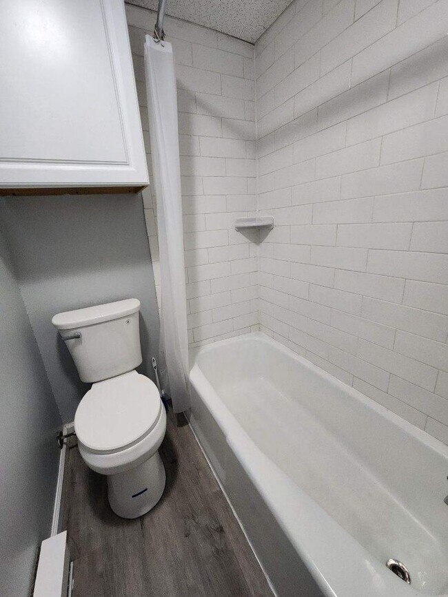 Building Photo - Live Comfortably in Troy – Renvated 1-Bedr...