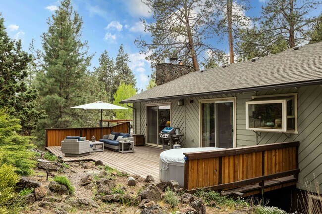 Building Photo - SW Bend Reverse-Living Home on .36 Acres | 5 Bedrooms | 3 Bathrooms