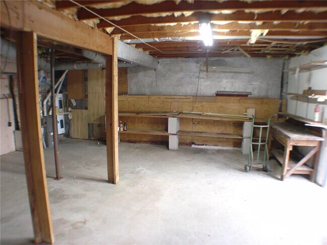 Building Photo - 8 Adams Ln