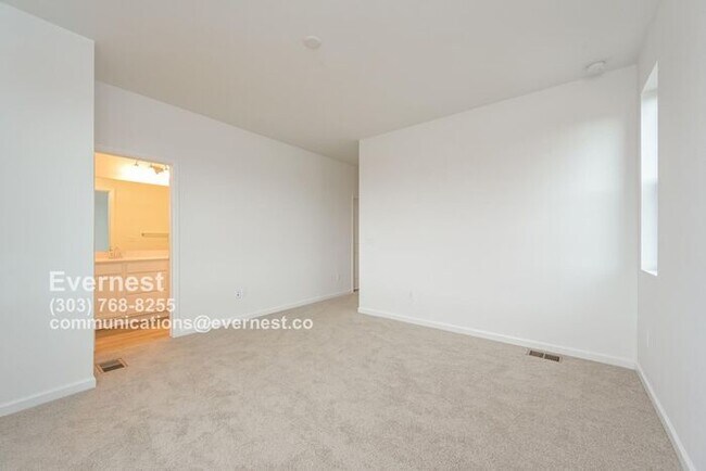 Building Photo - Spacious and Stylish Townhome with Prime L...