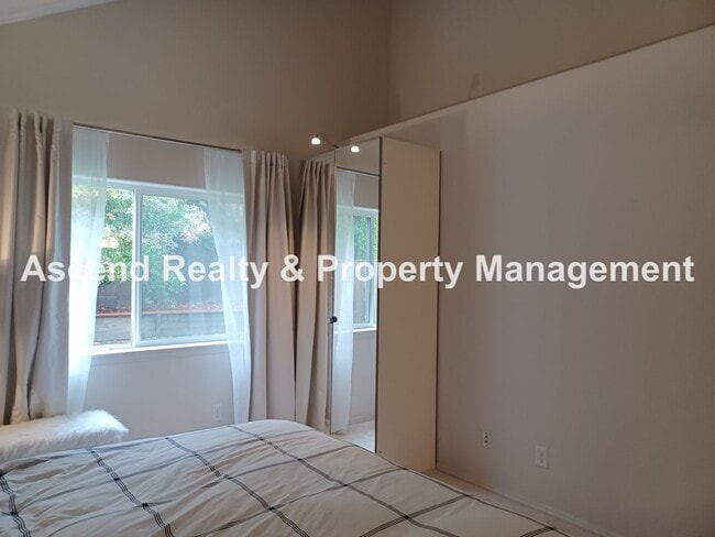 Building Photo - Woodhaven Sherwood Magical One Level Home Available January 1 Small Pet w/Pet Rent