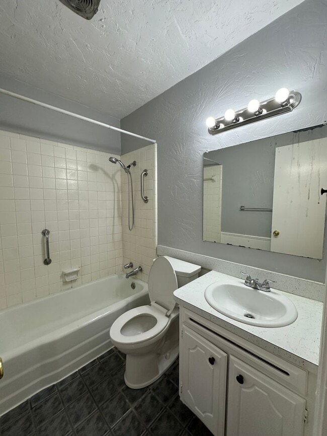 Building Photo - 4844 Woodview Dr