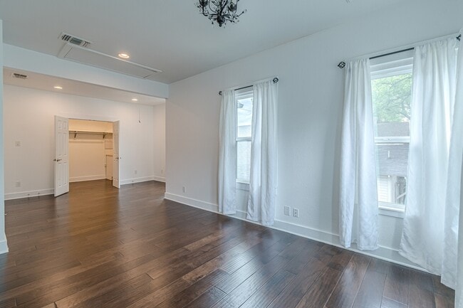 Building Photo - 311 W Mistletoe Ave