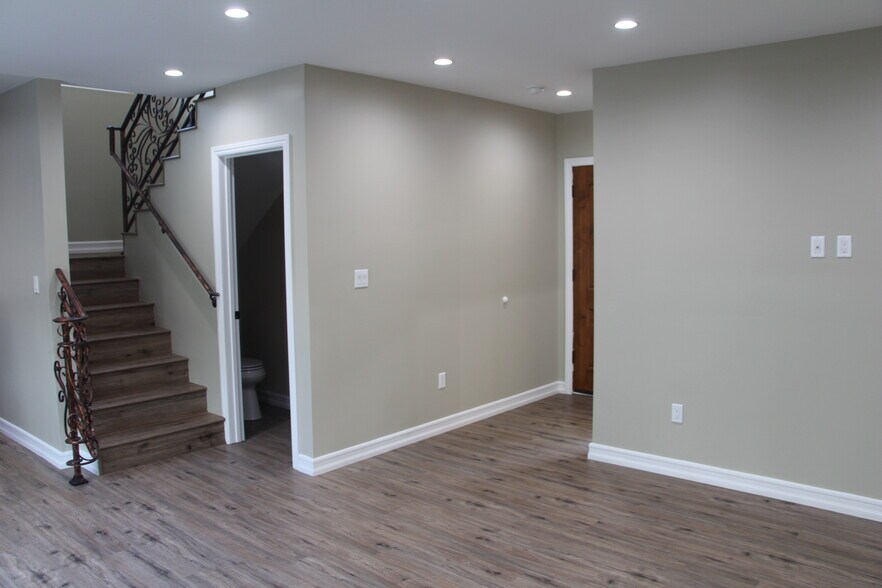 Building Photo - 15433 Huston St