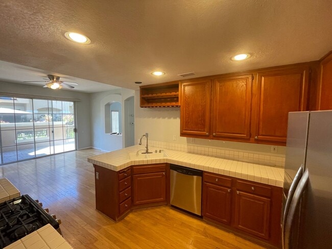Building Photo - Spacious 3 Bedroom 2.5 Bathroom in Aliso Viejo