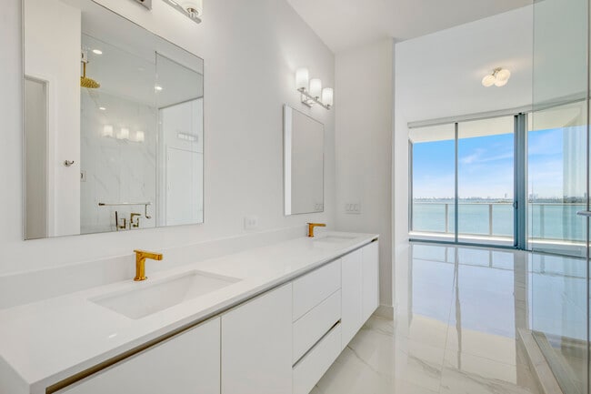 Building Photo - 700 NE 24th St