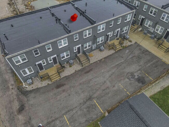 Building Photo - Modern 2BR Townhouse | Walk to Downtown | All Utilities Included