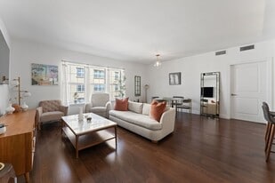 Building Photo - 10 Byron Pl