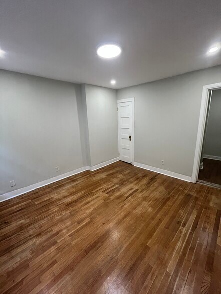 Living spacec - 1061 Clay Ave