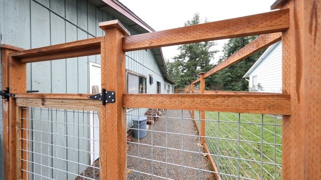 Building Photo - Studio - 1 Bath - Utilities Included - Shared Laundry