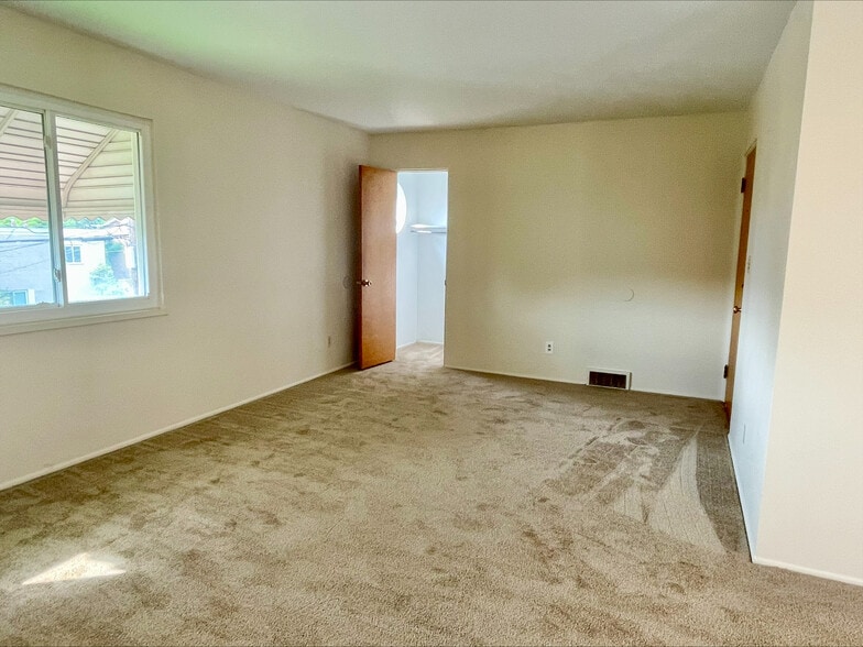 Building Photo - 565 Treeside Dr
