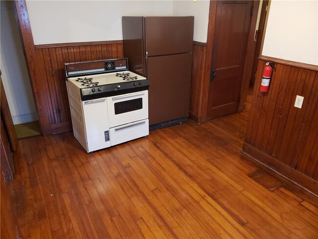 Building Photo - 36 Roberts St