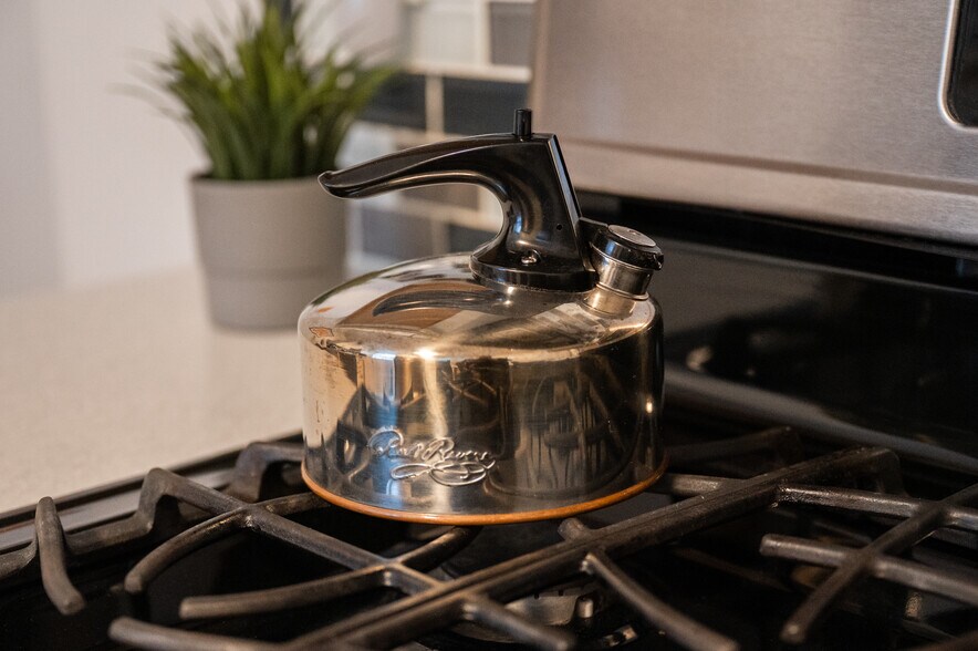 tea kettle - 4210 Calvin St