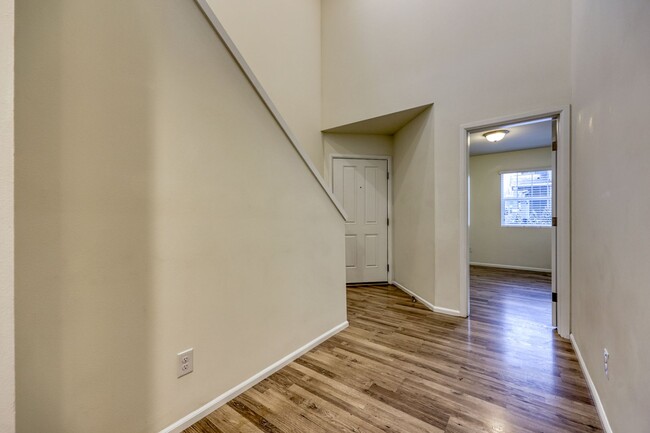 Building Photo - MOVE IN READY! 4 bed plus den - easy I-5 a...