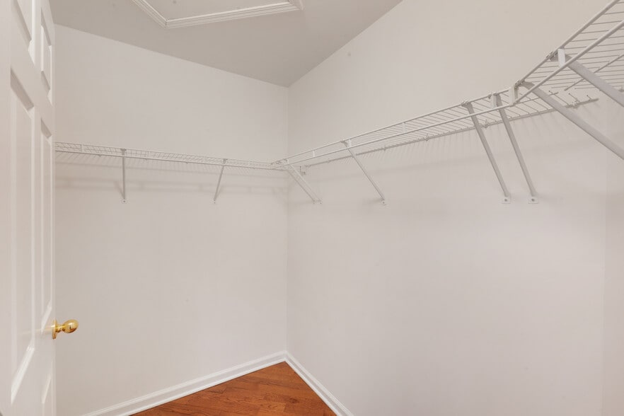 Walk in Closet - 64 Henning Ter