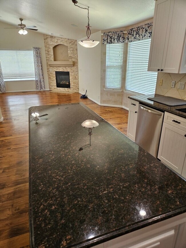 Building Photo - Castle Pines Fabulous 5 Bedroom Oasis Avai...