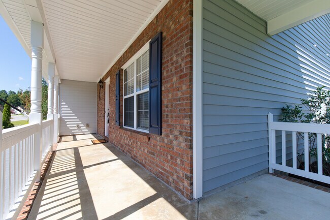 Building Photo - 4 Bedroom 2 Bath