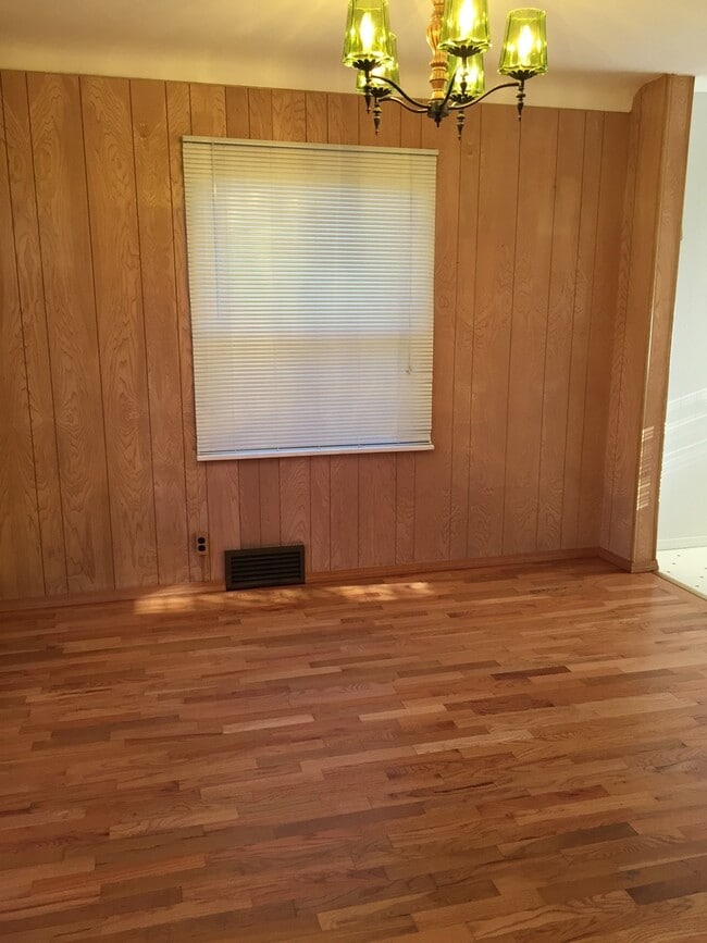 Building Photo - Darling Home in Historic Yakima Neighborhood