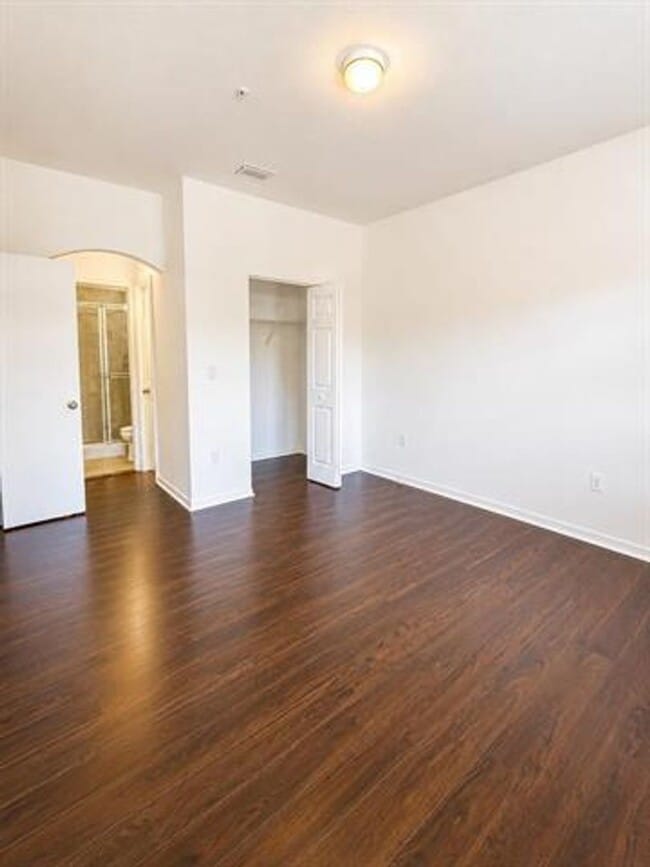 Building Photo - 906 SW 143rd Ave