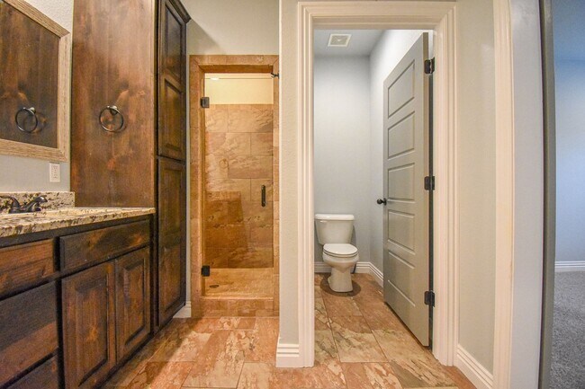 Building Photo - Stunning 4 bedroom, 2.5 bathroom home in Fayetteville!