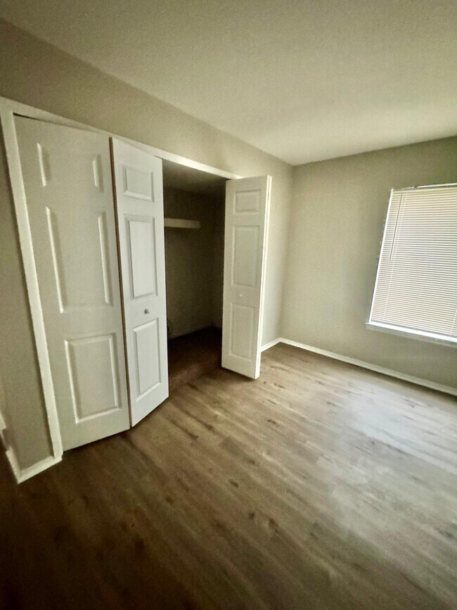 Building Photo - Salem Apartments