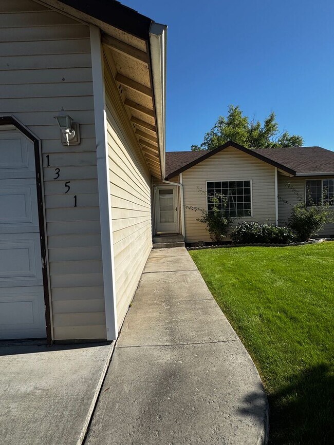 Building Photo - Fully Renovated Home in Crossroad Neighborhood!