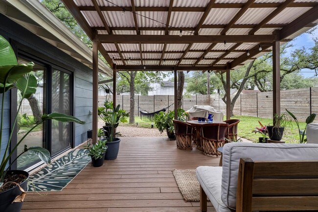 Building Photo - 6903 Whispering Oaks Dr