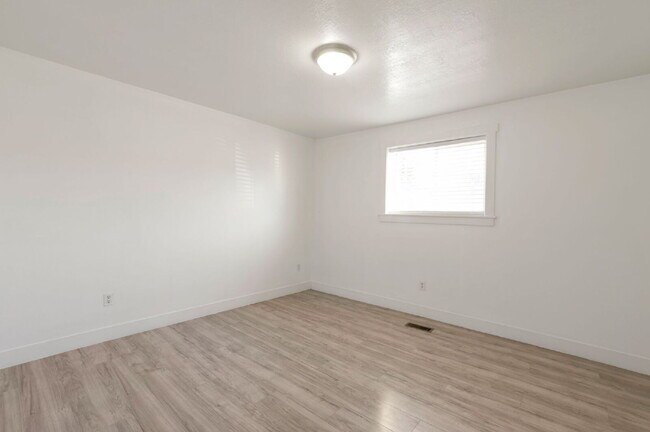 Building Photo - North Salt Lake 2 BD 1 BA - $500 Amazon Gift Card!! - $500.00 Security Deposit OAC -Brookside Lof...