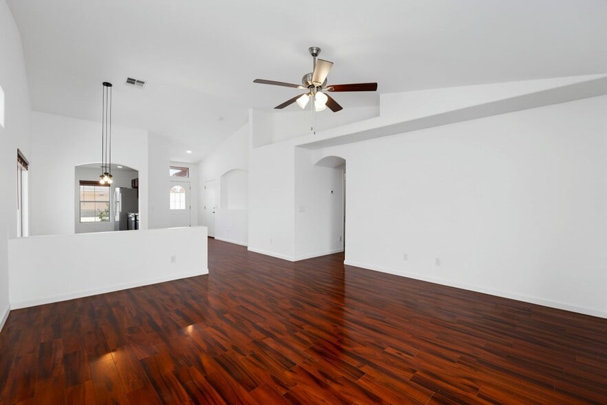 Building Photo - 4420 E High Point Dr