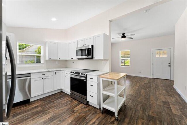 Building Photo - 2 Bed, 2 Bath Fully Renovated Home Available in Greenville