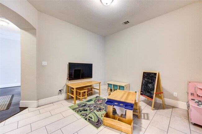 Building Photo - 2403 Juniper Bnd