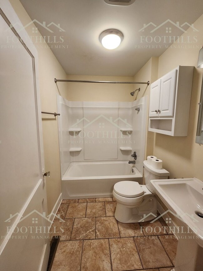 Building Photo - Charming 3-Bed, 2-Bath Home with Screened ...