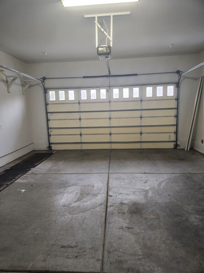 Building Photo - Great Santa Rosa Neighborhood 3 Bedroom, 2.5 Bathrooms