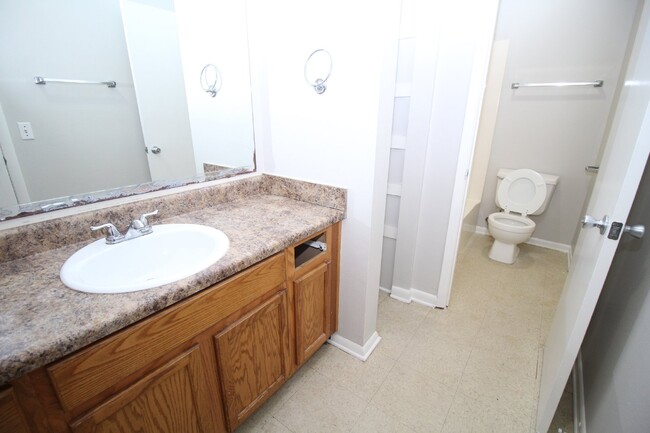 Building Photo - 2BR/1BA Apartment Near Mobile Hwy – Utilit...