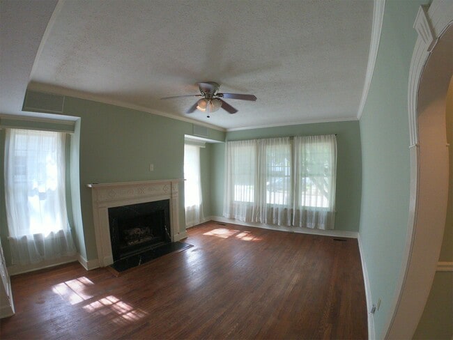 Building Photo - 824 Oakwood St