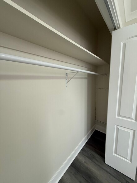 Building Photo - 3838 N Greenview Ave