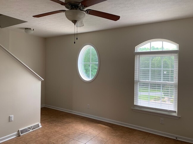 Building Photo - Three Level Townhome off Wards Road