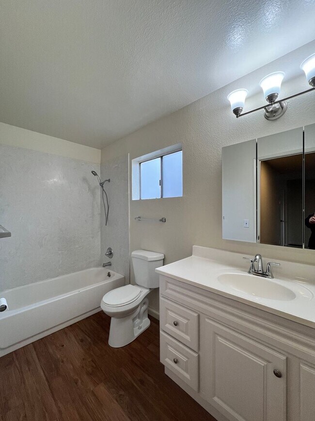 Building Photo - 1160/1162 Lisa Court