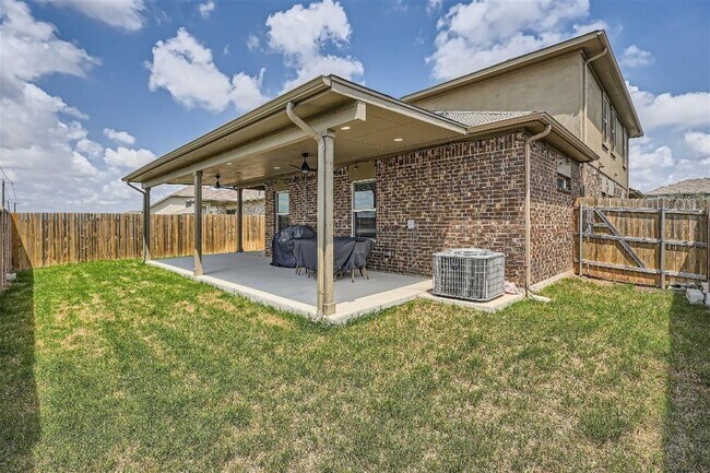 Building Photo - 124 Marienfeld Ln