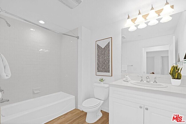 Building Photo - 5625 Crescent Prk W