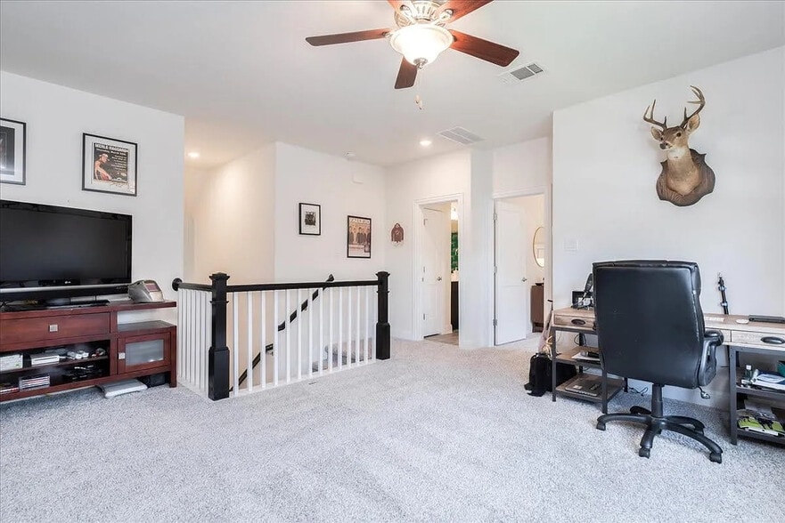 Building Photo - Room in House on Fresno Ave