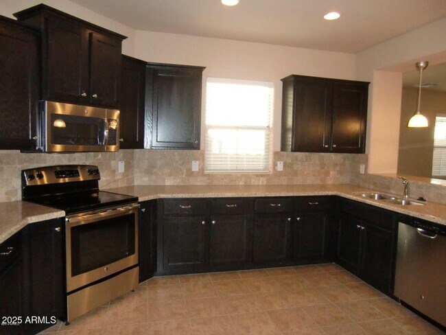 Building Photo - 3535 S Jasmine Dr