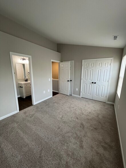 Building Photo - 6527 Old Carriage Ln