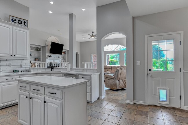 Building Photo - 105 Golden Rd