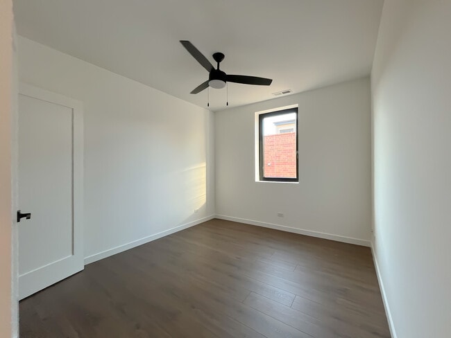 Building Photo - 3710 N Kenmore Ave